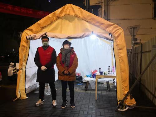 夜晚值班（右为黄雨涛）