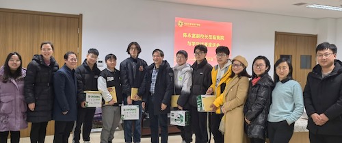 校党委委员、副校长陈永富与学院结对新生合影