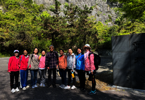 听天阁附近侵入岩体的出露点合影