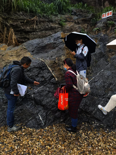 遥感地学系师生们野外讨论
