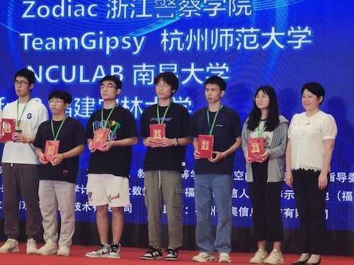 图2 TeamGipsy战队舒逸尘上台领奖