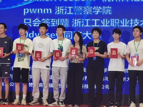 图3 StrikeFreedom战队胡怡梦上台领奖