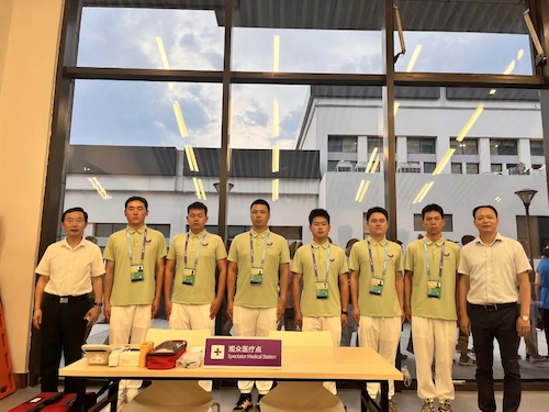 余杭区退役军人事务局领导与志愿者合影，左一为留正，右一为刘艳