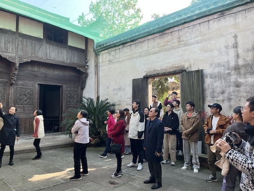 参观陈望道故居1