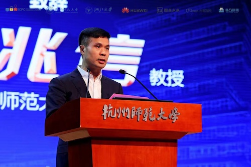 学校副校长黄兆信致辞