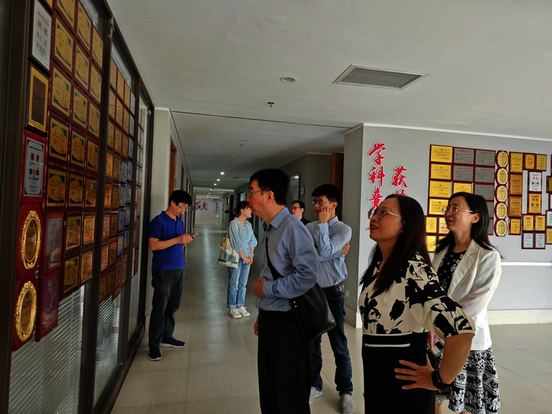 参观学院竞赛文化墙