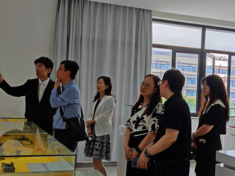 参观传感器国家工程研究中心杭州分中心