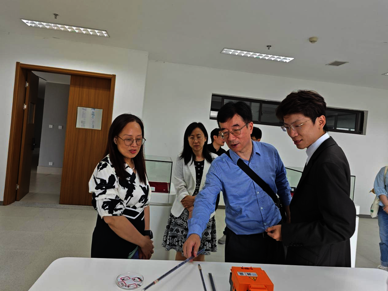 参观传感器国家工程研究中心杭州分中心3