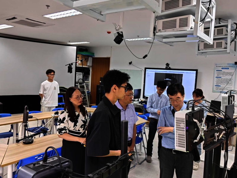 参观人机交互与虚拟现实实验室2