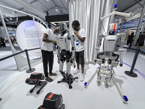 国际学生对人型机器人兴趣十足