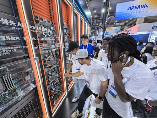 国际学生在计算馆参观磐久服务器
