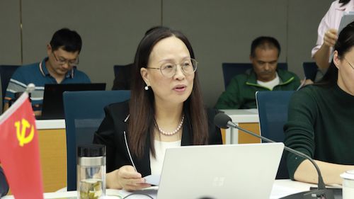 周春儿做学校绩效工资改革精神传达、文件解读和学院绩效工资相关文件意见征求