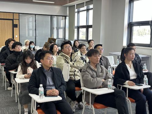 与会代表认真聆听